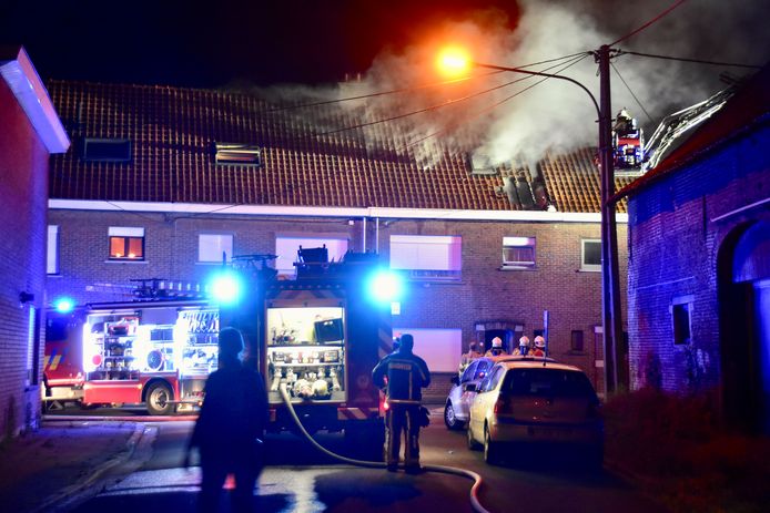 De zolderbrand bij de familie Van Iseghem, in de Remi Vermandelestraat in Bissegem, ging gepaard met nogal wat rook.