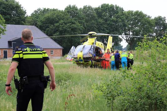 De 44-jarige gewonde man werd met de traumahelikopter met spoed naar het ziekenhuis in Nijmegen gebracht.