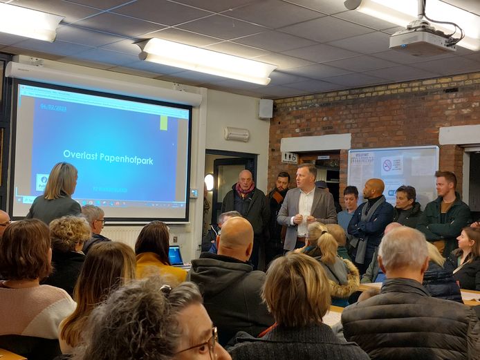 Wijkcentrum Papenhofke was maandagavond te klein voor een buurtoverleg na de schietpartij van drie weken geleden. De burgemeester riep op tot samenwerking.