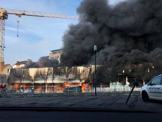 Zware brand legt meubelzaak in Molenbeek in de as: kwaad opzet niet uitgesloten
