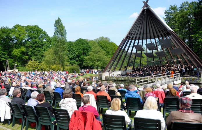 Volle bak bij een Caratconcert in 2014. Komende zondag geen muzikanten op het podium: de start valt in het water.