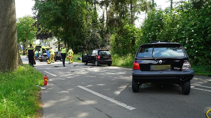 De zwarte Renault Twingo zou naar verluidt eerst van achteren zijn geraakt, waarna de auto op de andere weghelft terechtkwam en daar in botsing raakte met een tegemoetkomende auto.