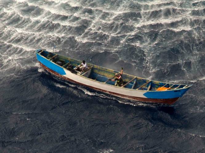 Meisje (17) dobbert 22 dagen op zee zonder eten, 56 passagiers omgekomen: “Een massagraf in zee”