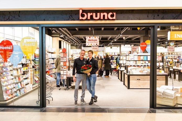 De vernieuwde Bruna werd zaterdag geopend in winkelcentrum Sterrenburg in Dordrecht.