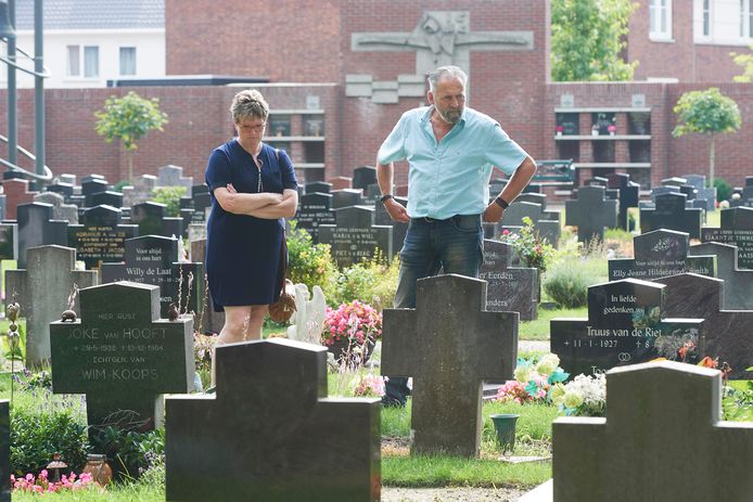 Marianne Gielen-van Boxtel en Wilbert Linders bij het graf van de moeder en haar vier kinderen