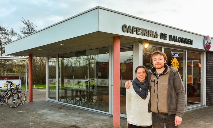 Nieuwe eigenaars Jan Michiel en zijn partner Inge De Fré bij de cafetaria.