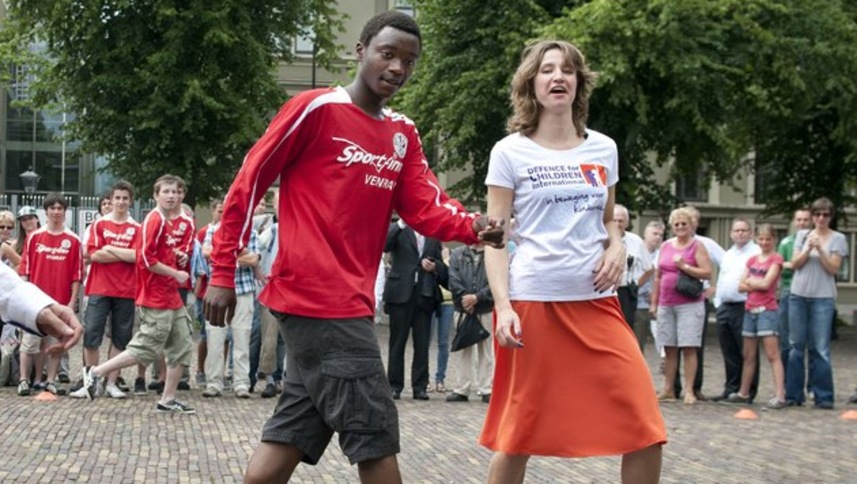 Mauro Manuel tijdens een potje voetballen met Tofik Dibi (GroenLinks) en Sharon Gesthuizen (SP) Beeld anp