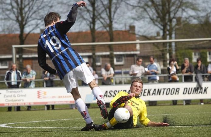 UNA-middenvelder Jeroen Stottelaar verovert met een sliding de bal in een duel met Freek van Embergen van OJC. foto Irene Wouters