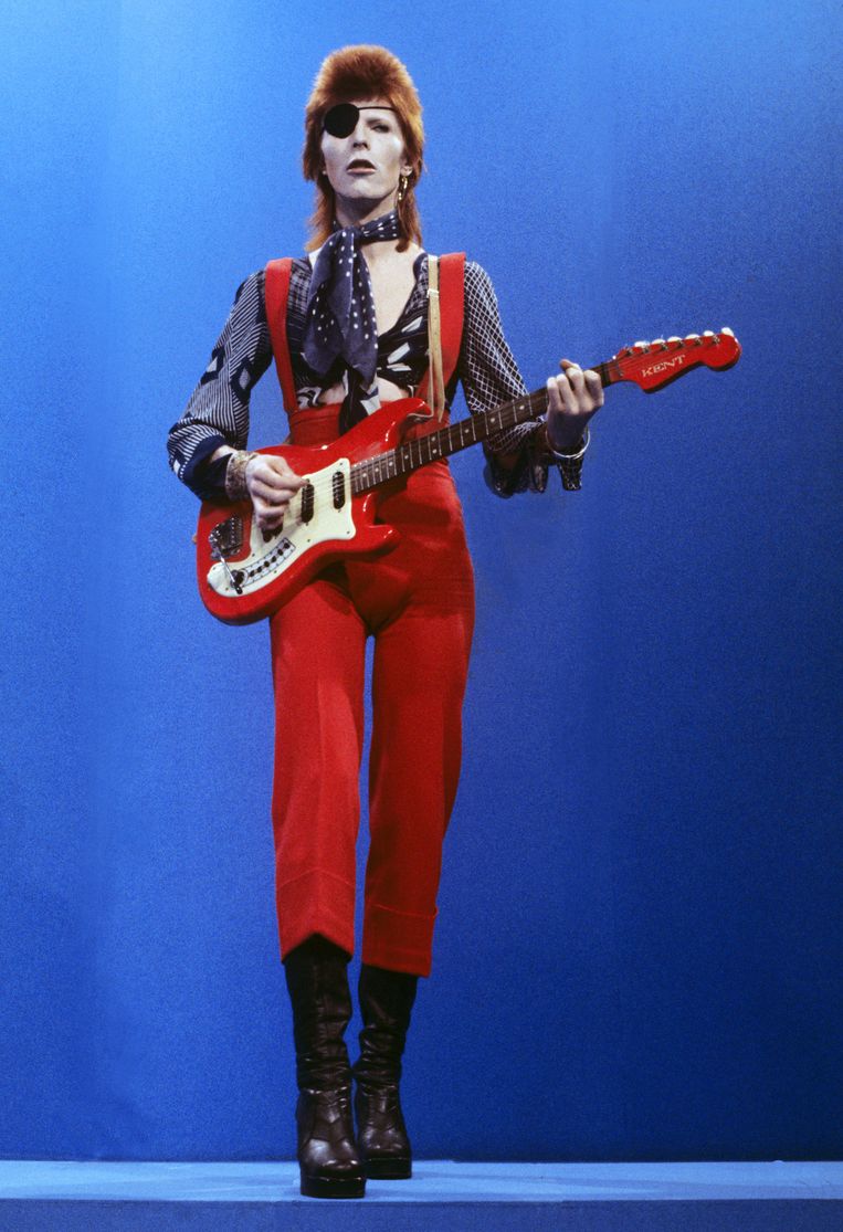 David Bowie speelt ‘Rebel Rebel’ in het tv-programma TopPop, 7 februari 1974 in Hilversum.  Beeld Gijsbert Hanekroot/ Redferns