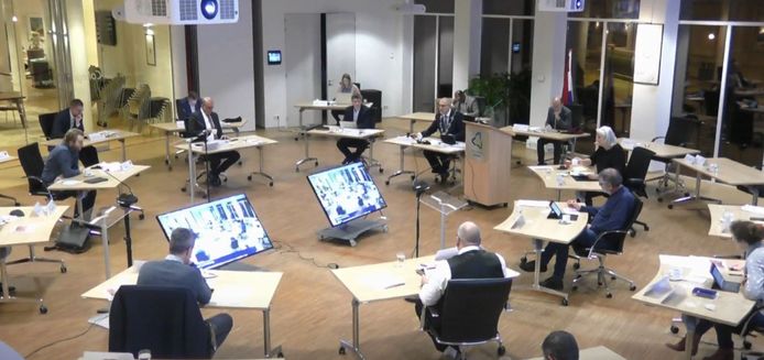 raad altena wil fysiek blijven vergaderen en gaat schoolgebouwen gebruiken gemeentehuis is te krap bommelerwaard bd nl