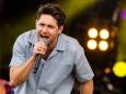 Geen limo of privéjet: Niall Horan gaat te voet naar concert door verkeersdrukte
