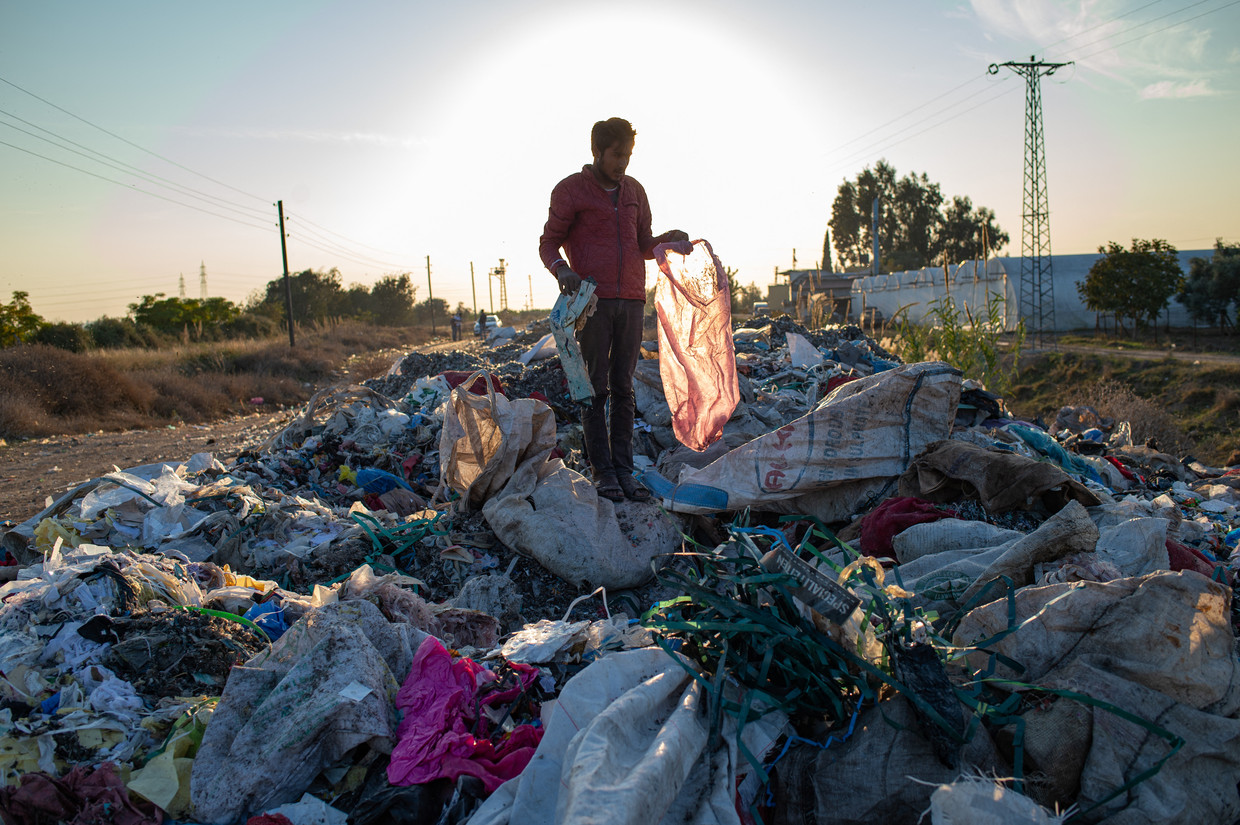 Een man verzamelt plastic bij een illegale dumpplaats in Adana, in het zuiden van Turkije.