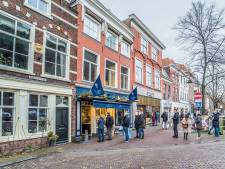 Een bescheiden rij voor de chocolatier, drukte voor de deur van de Wibra: Delft doet zijn laatste kerstinkopen