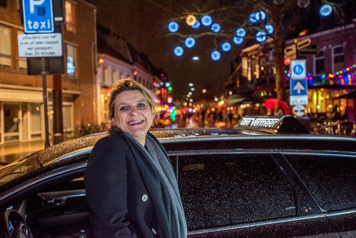 Een nacht op pad met Simone Berkelmans, taxichauffeur van Taxi Vermeer/
