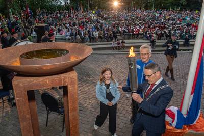 Vrijheidsceremonie ontroert in bijna tot de nok gevuld Openluchttheater Mariahout