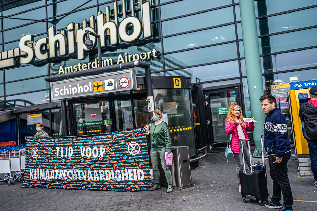 In de aanloop naar de klimaattop in Glasgow voerde Extinction Rebellion actie op Schiphol. Beeld Joris van Gennip