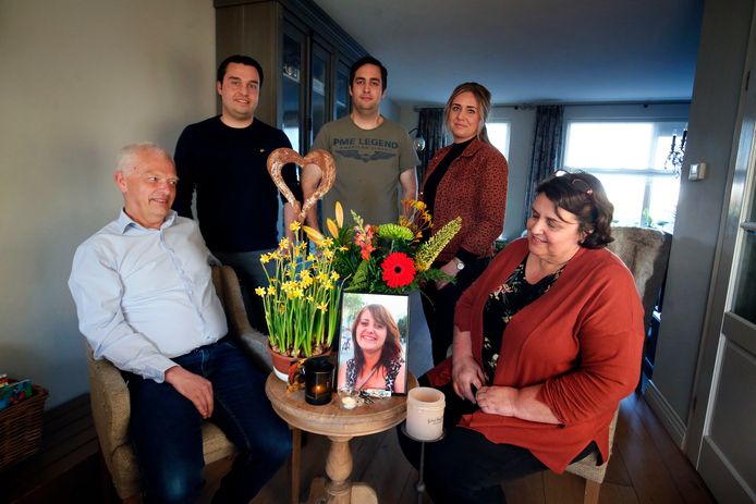 Het gezin Van der Heiden rond de foto van dochter Marlotte.
