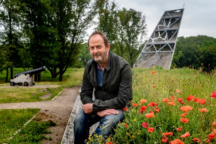 Peter Sinke doet als bestuurslid van de Stichting West-Brabantse Waterlinie veel klusjes op Fort De Roovere in Halsteren. Zijn vader Jan Sinke knokte jarenlang voor behoud en opknap van het fort. Op de achtergrond de Pompejus-uitkijktoren.