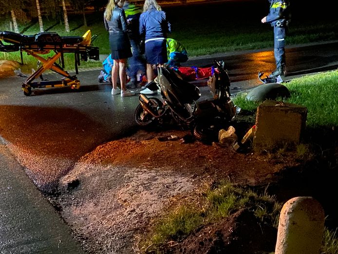 Bij een ongeval op de Stenenkamerseweg in Putten is een scooterrijder gewond geraakt.