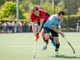 NMHC'er Danilo Trieling (rechts) vecht een duel uit met Schaerweijde.