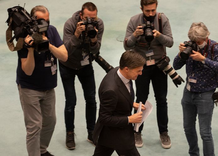 Mark Rutte wordt omringd door de pers.