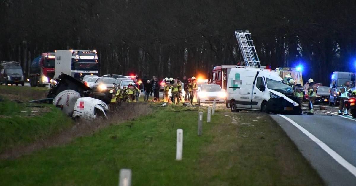 Enschedeër en Hengeloër overleden bij ongeval op N36, inwoner Hof van Twente zwaargewond.