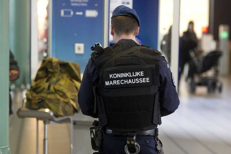 Ook op Schiphol patrouilleert de marechaussee. Beeld ANP