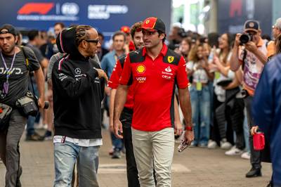 Stunt in de maak in de Formule 1: “Lewis Hamilton dicht bij akkoord met Ferrari”