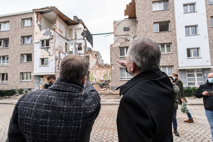 Minister Matthias Diependaele krijgt de uitleg van burgemeester Paul Van Miert tijdens zijn bezoek aan de rampsite.