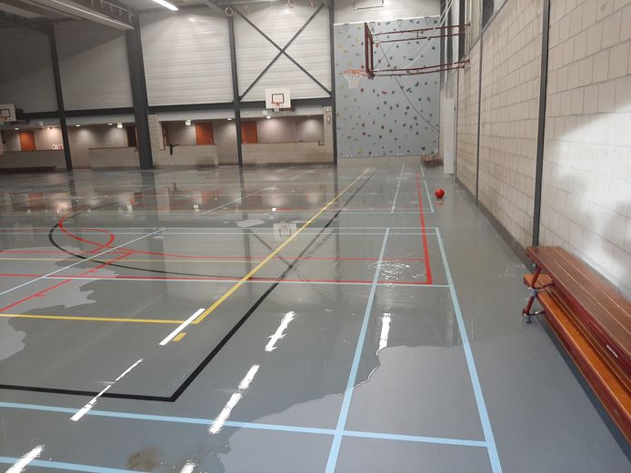 Water in de gymzaal.