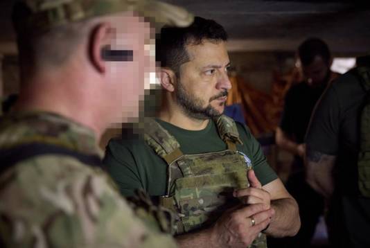 Zelensky tijdens een eerder bezoek aan de Oekraïense troepen.