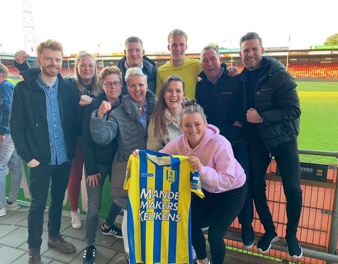 De hele familie op bezoek bij RKC, waar Melle speelt. Uiterst rechts Joppe, met naast hem vader René. In het midden met geel shirt Melle. Pien staat recht onder hem.
