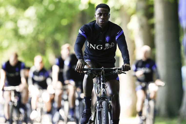 Quincy Promes arriveert op de fiets bij het KNVB-trainingscomplex in Zeist, waar het Nederlands elftal zich voorbereidt voor de  EK-wedstrijd tegen Oostenrijk,  van 17 juni 2021. Beeld EPA