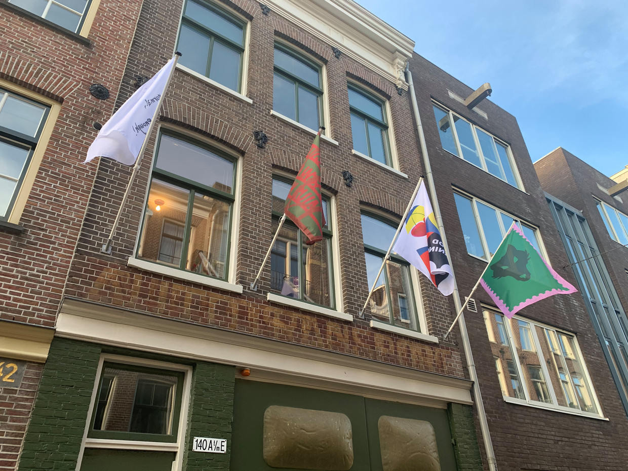 Vier vlaggen van het project Four Flags 2020 aan de gevel bij Nick Terra en Julia Mullié in Amsterdam.  Beeld Four Flags 2020
