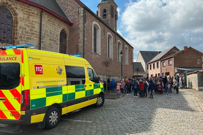 De kinderen van basisschool 't Wimpelke werd donderdag tot tweemaal toe naar het kerkplein van Impe geëvacueerd omwille van rare geuren in de schoolgebouwen.