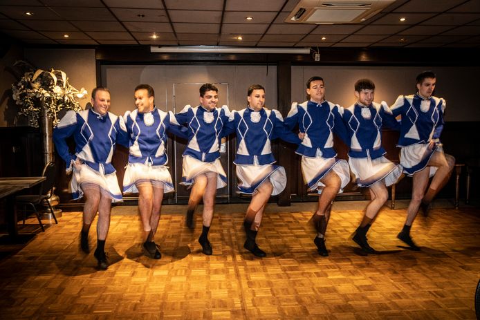 Belofte maakt schuld, daarom gooit een groep Brouwhuise vrienden zaterdag als dansmariekes de beentjes de lucht in.