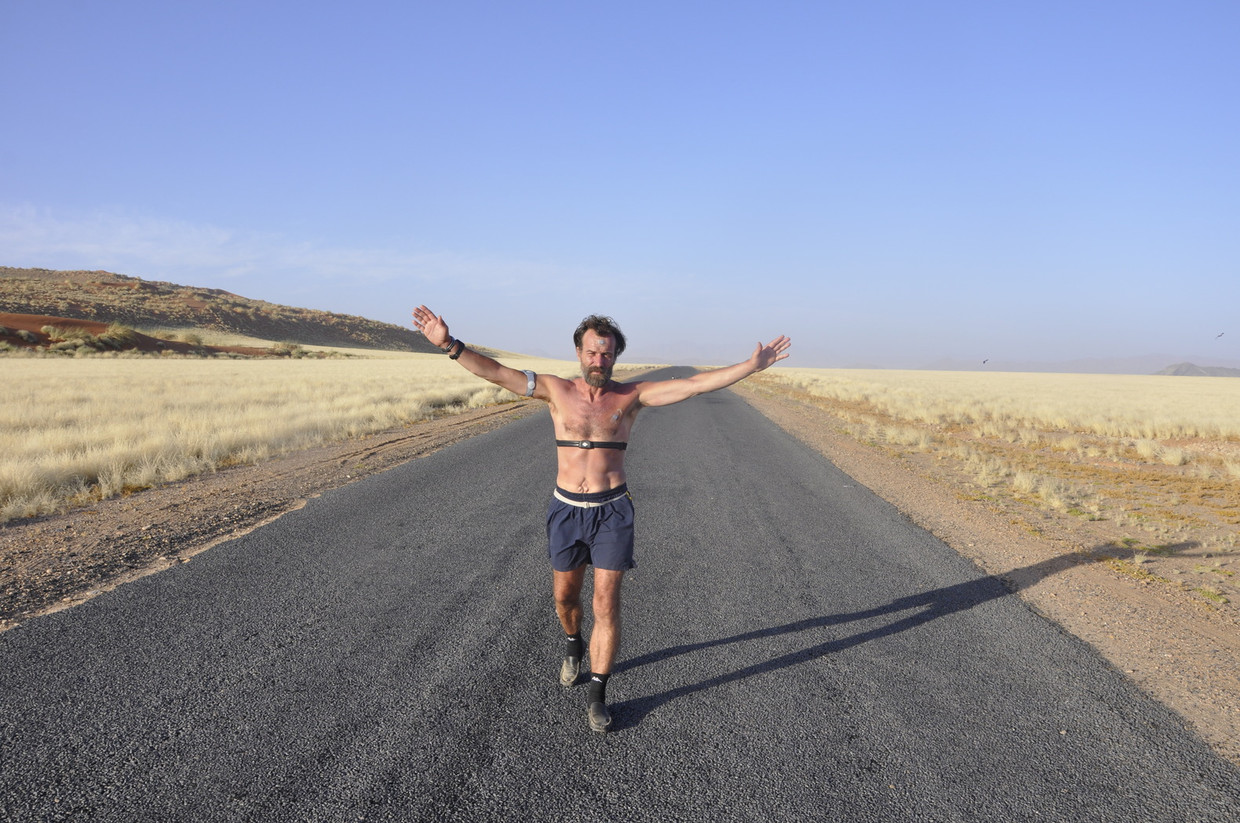De Iceman tijdens een marathon in de woestijn van Namibië. Beeld www.innerfire.nl