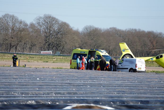Het slachtoffer dat door de tractor is overreden wordt door hulpdiensten behandeld in Stevensbeek.