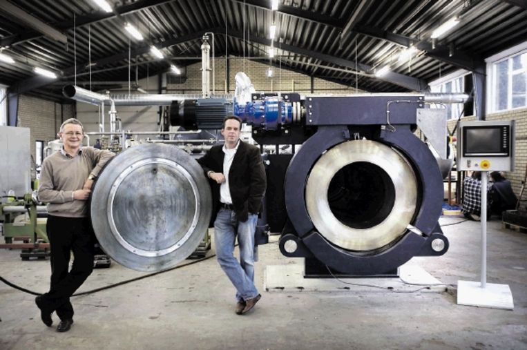 Reinier Mommaal (rechts) en Ludo van Schepdael bij hun machine die textiel kan verven zonder water maar met CO2. (FOTO WERRY CRONE, TROUW ) Beeld 