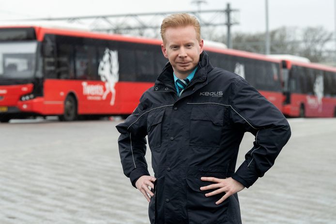 Buschauffeur Dennis van der A put hoop uit de forse loonstijgingen voor het ziekenhuispersoneel. Hij ziet voldoende parallellen tussen ziekenhuispersoneel en buschauffeurs, net als FNV-onderhandelaar Marijn van der Gaag.