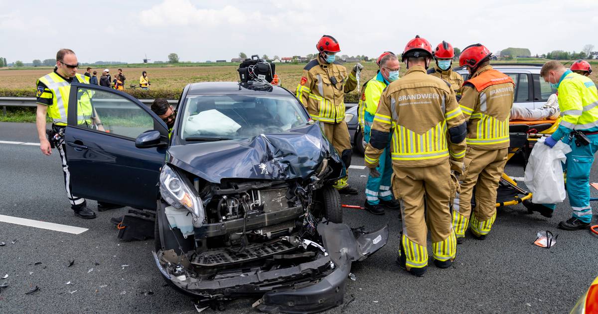 Bestuurd raakt ernstig gewond bij botsing op A27 bij Nieuwendijk, de weg is weer vrij.