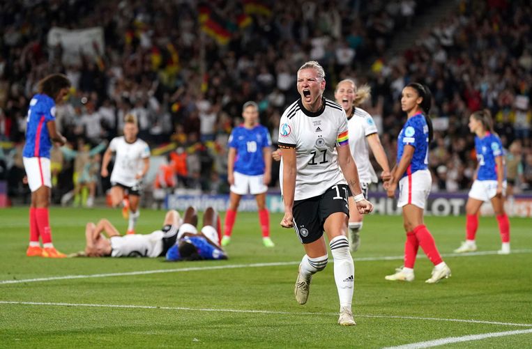 De Duitse spits Alexandra Popp viert haar goal in de halve finale tegen Frankrijk in Milton Keynes. Beeld AP