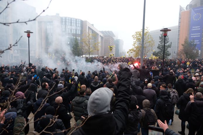 Ook hooligans hadden zich in de loop van de namiddag verzameld op het Schumanplein