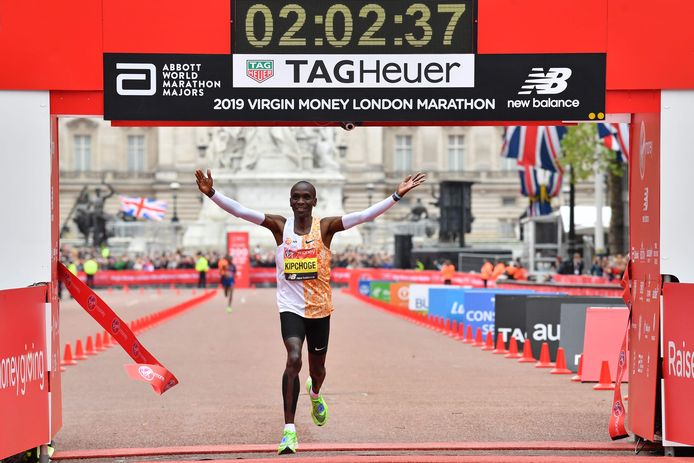 Eliud Kipchoge won vorige week de marathon van Londen in 2 uur, 2 minuten en 37 seconden.