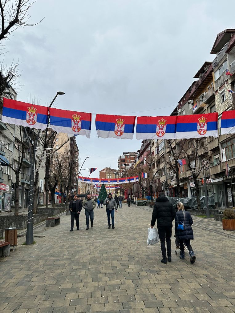 In Noord-Mitrovica domineren Servische vlaggen het straatbeeld. Beeld Thijs Kettenis
