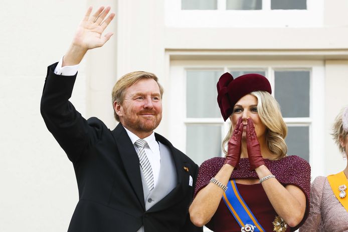 Koning Willem-Alexander en koningin Maxima zwaaien naar omstanders vanaf het balkon bij Paleis Noordeinde op Prinsjesdag.