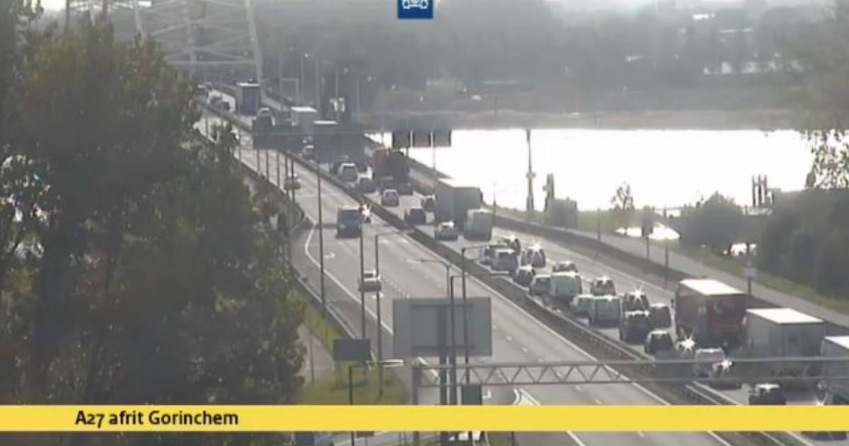 Lange file en uur vertraging door ongeluk op Merwedebrug.