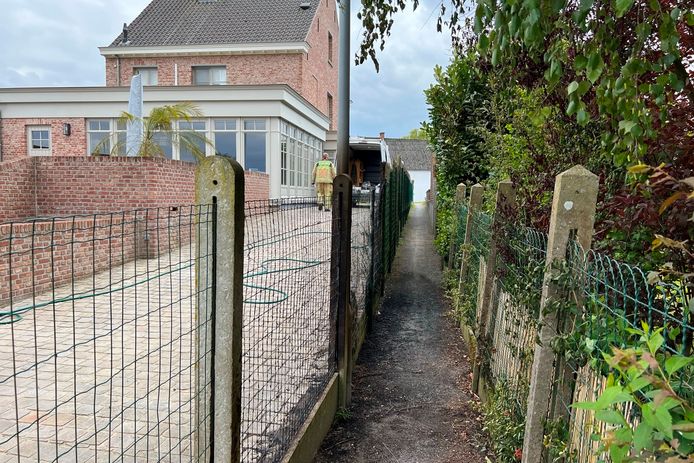 In het voetwegeltje vlakbij het speelpleintje tussen Benedenstraat en Bovenstraat in Papegem brandde een rieten afsluiting weg.