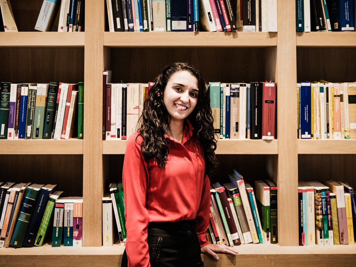 Yasmina El Kaddouri, op Instagram actief met whatthefactbelgium, startte een account omdat ze voelde dat er behoefte is aan objectieve, juridische informatie. Beeld Geert Braekers