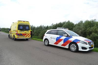 Vrouw gewond door val van dijk met fiets in Boven-Leeuwen